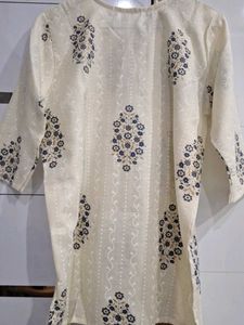 Elegant Cream Kurta with Floral Embroidery