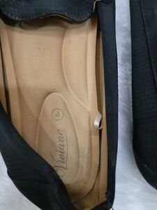 Stylish Black Loafers with Gold Accent