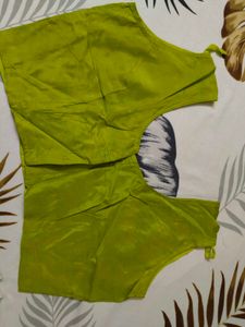 premium pure silk saree with blouse (sleeveless)