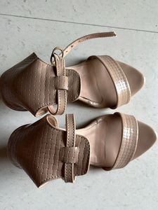 Brand New beige Stilettos 👠