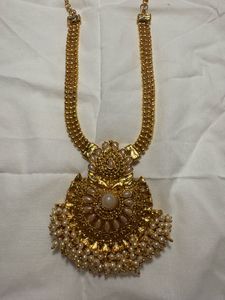 Exquisite Pearl & Gold Tone Necklace Set