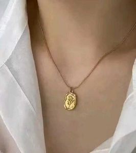 Elegant Gold Rose Pendant Necklace