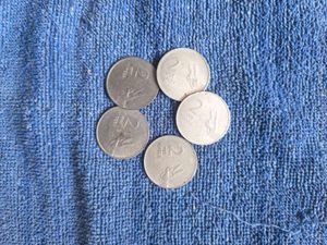 1ruppes and 2 ruppes coins