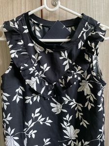 Veramoda Chic Floral Sleeveless Top