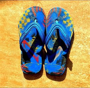 IT IS A COMBO OF NEW WOMEN'S FLIPFLOPS......