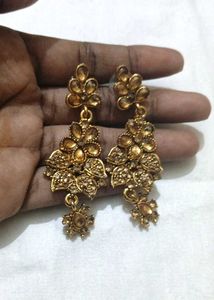Elegant Gold-Tone Necklace and Earring Set