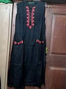 Black Sleevless Kutha With Embroidery