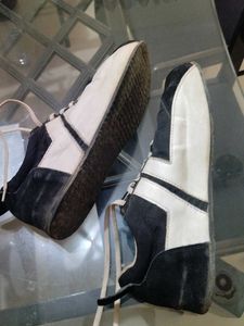 Men black and white stripes shoe.