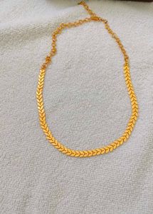 Elegant Gold Leaf Pattern Necklace