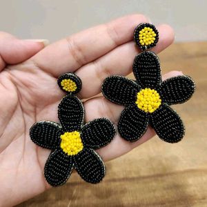 Beaded Flower Earrings🖤💛