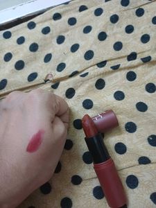 Lipstick Swatch & Tube