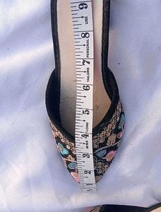 Floral Embroidered sandal 👡
