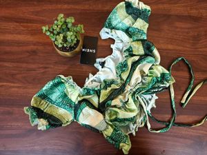 🌿Cute 💕 Shein Green Patterned Top