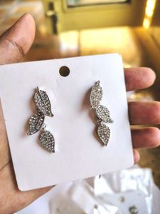 Savana Sparkling Leaf Dangle Earrings