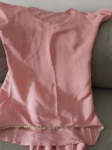 Elegant Pink Saree with Delicate Trim