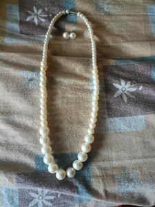 Elegant Faux Pearl Necklace
