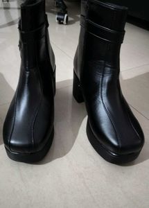 Chic Black Platform Boots with Buckle Detail