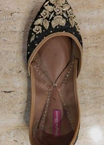 Embroidered Black Juttis