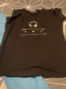 women jeans &amp; T-shirt combo
