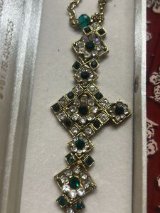 Exquisite Emerald &amp; Crystal choker