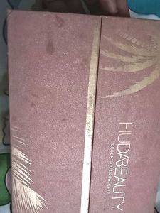amazing huda beauty eyeshadow palette
