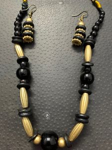 Handmade beads neckpiece with earrings