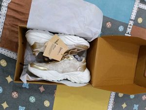 Sports shoes