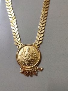 Elegant Gold Chain Necklace with Pendant