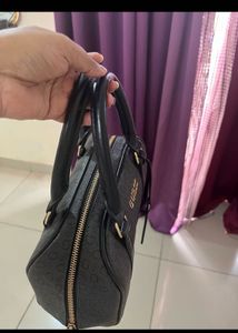 Authentic Guess Satchel Bag With Freebie ba❤️
