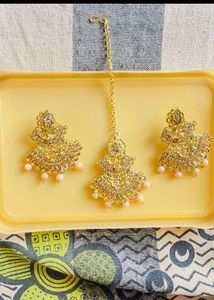 Gold jhumka earrings with maangtikka