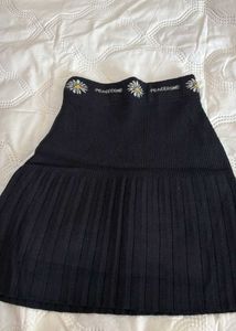 Black Daisy Print Pleated Skirt