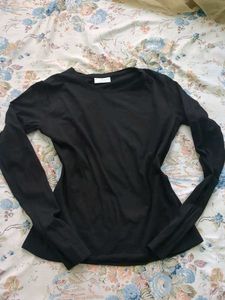 Gym top with thumbholes
