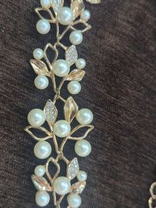 Elegant Pearl and Crystal Necklace