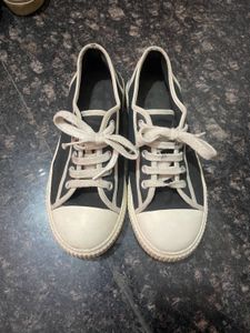 Vintage Black and white sneakers