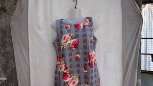 6029. Chic Rose Print Sleeveless Dress