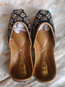 Embellished Black Juttis/Mojaris