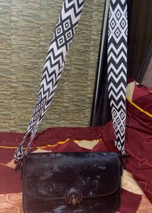 Stylish Black Crossbody Bag with Patterned Strap