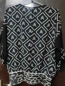 Stylish Black &amp; White Geometric Print Top