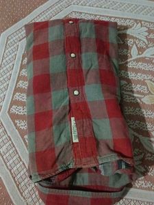 Levi's Plaid Button-Up Shirt