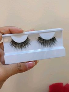 Eyelashes with glue