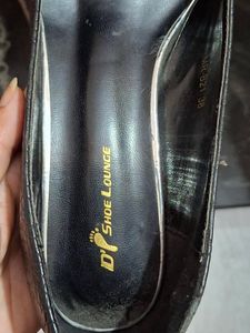 Chic Black Croc-Embossed Heels