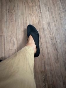 Chic Black Pointed-Toe Flats
