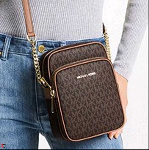 MICHAEL KORS**JET SET TRAVEL SIGNATURE MEDIUM CHAI
