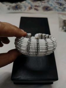Elegant White &amp; Silver bracelet