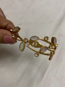 Elegant Leaf Design Bracelet