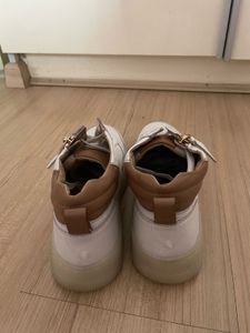 Stylish White Leather Zipper Sneakers