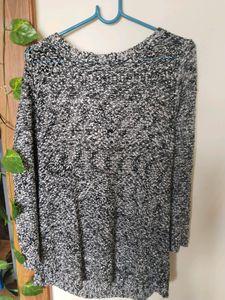 GAP BLACK AND WHITE SWEATER