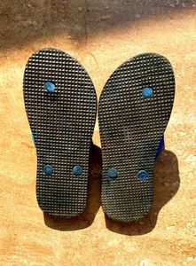 IT IS A COMBO OF NEW WOMEN'S FLIPFLOPS......