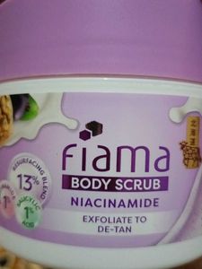 Fiama Body Scrub Niacinamide Exfoliate