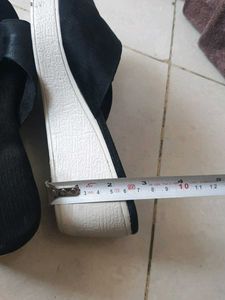 Chic Black Cross-Strap Slides